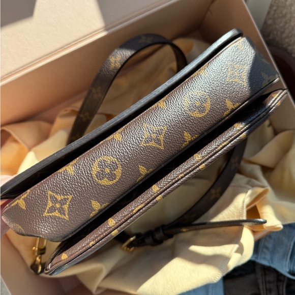 Louis Vuitton Monogram Pochette Metis - Picture 5 of 12